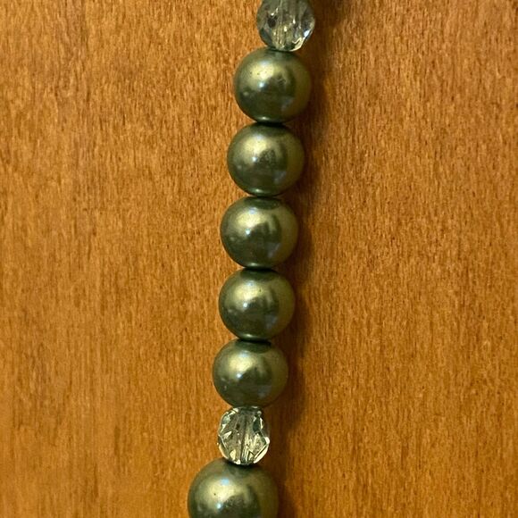 Vintage Sea Foam Mint Green Bead Crystal Necklace with Magnetic Closure - Picture 7 of 8